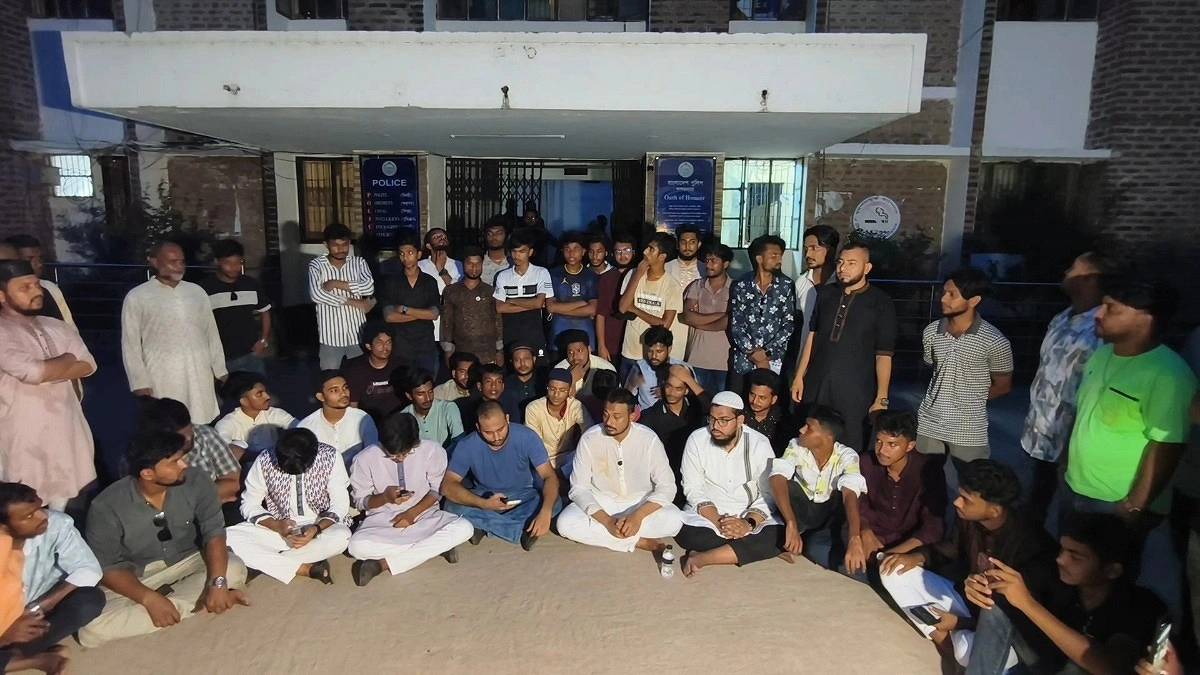 থানার সামনে অবস্থান নিয়ে এনসিপি নেতাকর্মীদের বিক্ষোভ