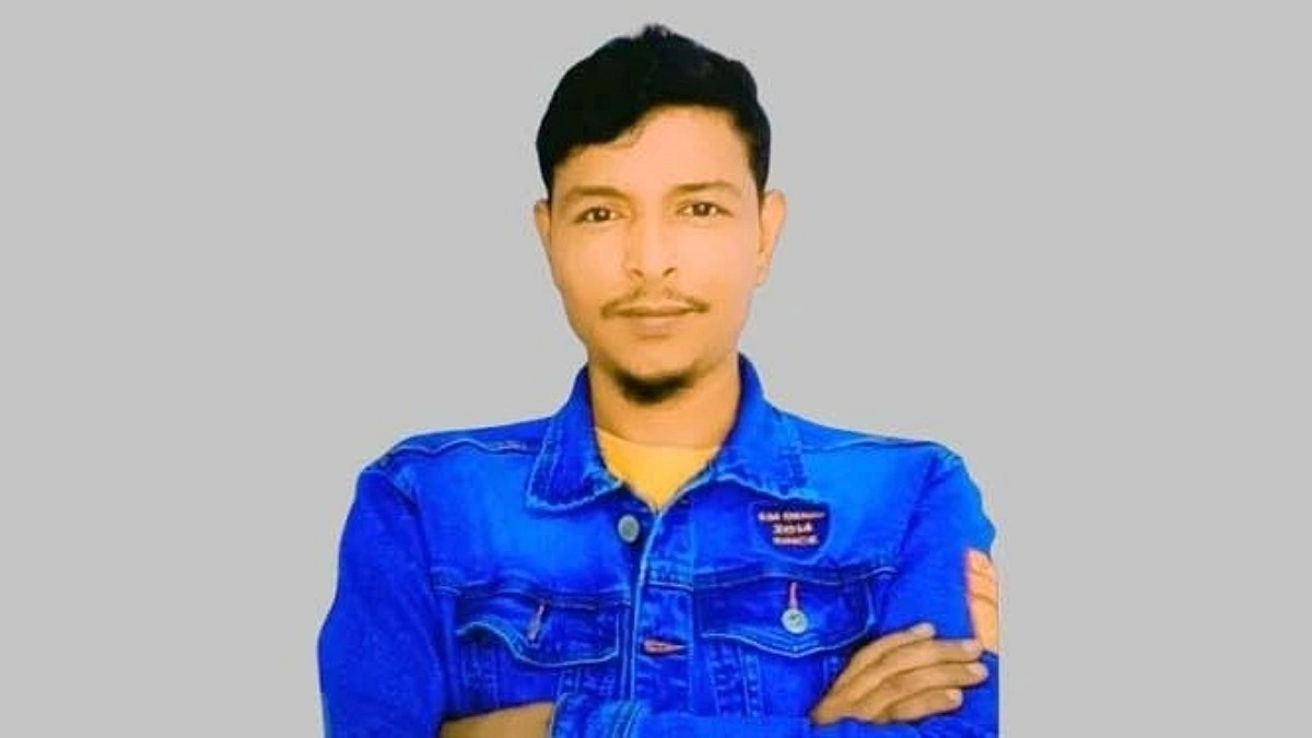 ‘টাকার জন্য আমার ছেলেকে ঝুলিয়ে পিটাচ্ছে, চাকু দিয়ে শরীরে খোঁচাচ্ছে’