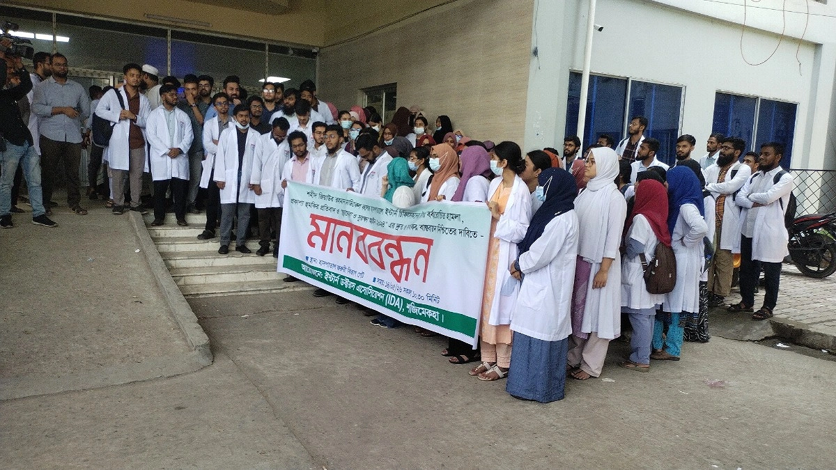 ‘হামলার’ প্রতিবাদে ইন্টার্ন চিকিৎসকদের কর্মবিরতি