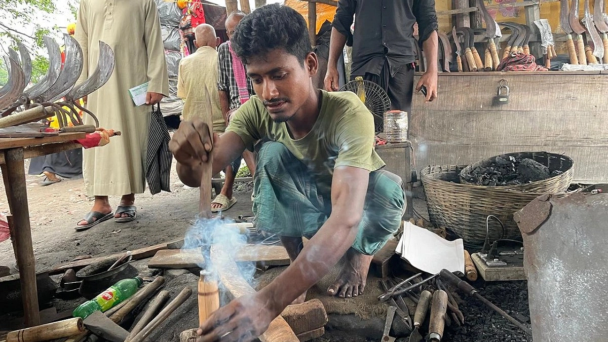 আগুনের সঙ্গে লড়াই করে পরিবার বাঁচান আশিক