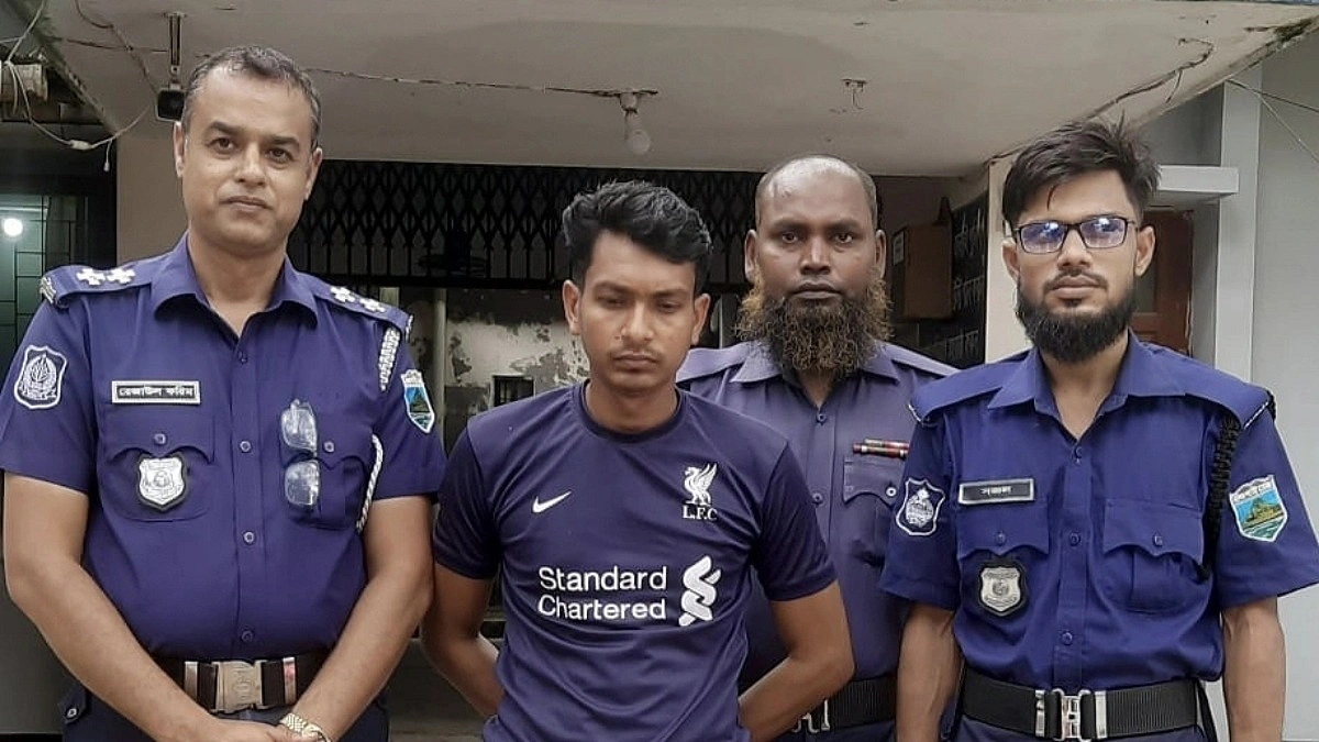 কলেজ শিক্ষকের গাড়ির কাচ ভেঙে ১২ লাখ টাকা চুরি