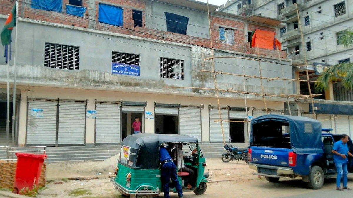 নিষিদ্ধ আ.লীগ সভাপতির ভবনে থানা, পুনর্বাসনের অভিযোগ স্থানীয়দের
