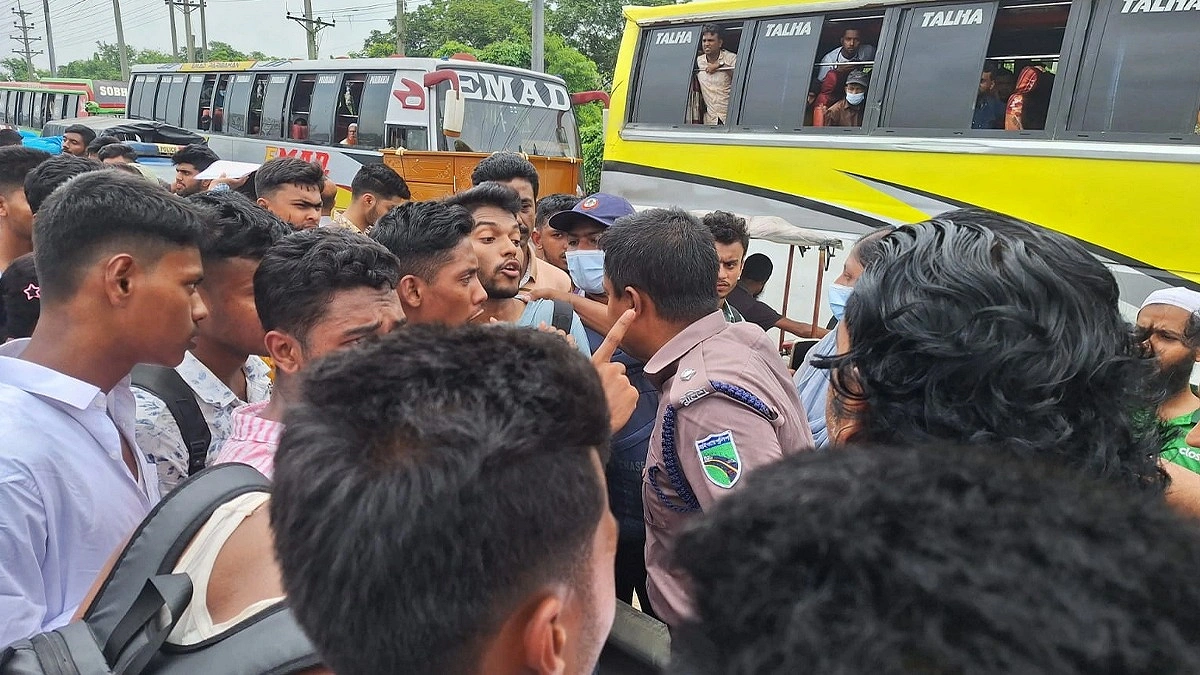 কারারক্ষী নিয়োগে অনিয়মের অভিযোগ, ঢাকা–মাওয়া এক্সপ্রেসওয়ে অবরোধ