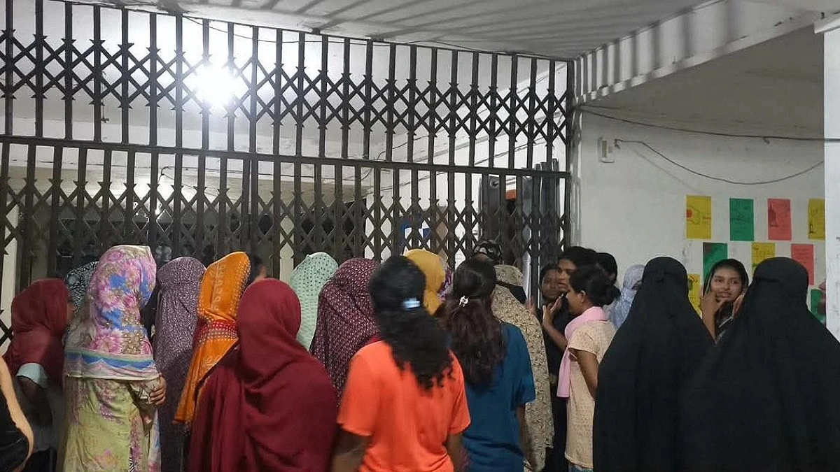 ছাত্রী হলের দেয়ালে আপত্তিকর ছবি, নোবিপ্রবিতে শিক্ষার্থীদের বিক্ষোভ