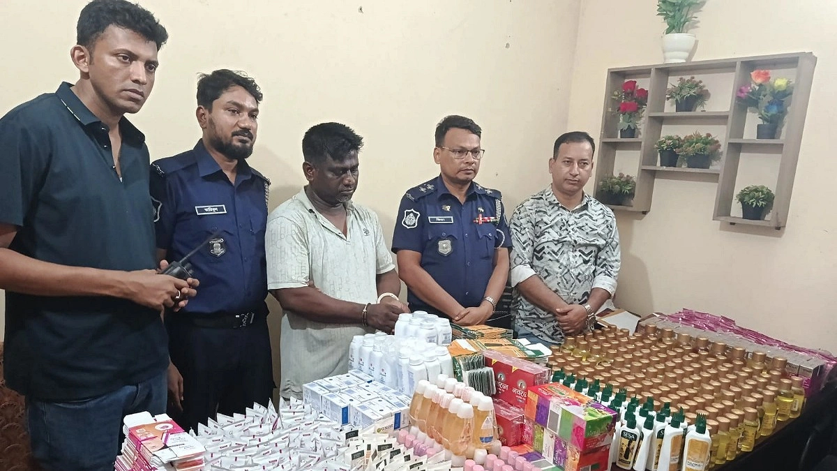 ‘বেপরোয়া’ গাড়িতে স্থানীয়দের ভাঙচুর, ভেতরে বিপুল ভারতীয় পণ্য