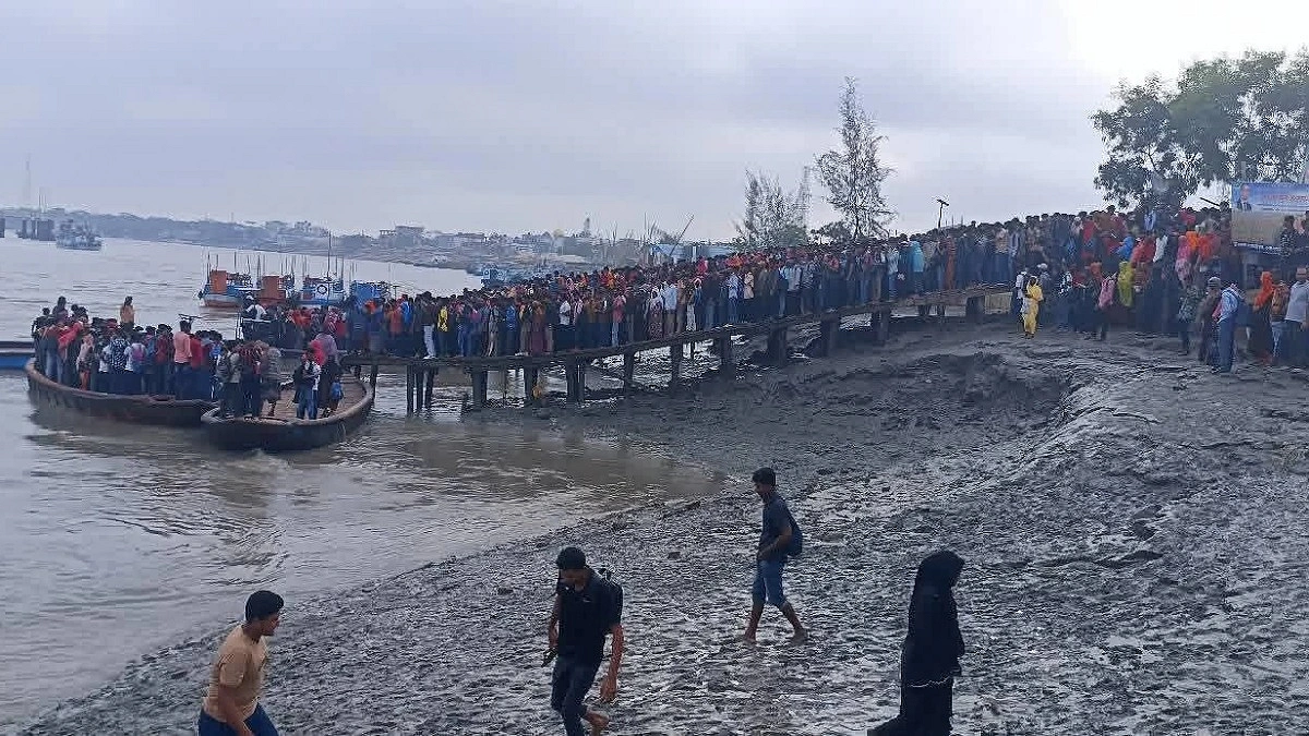 মোংলায় ট্রলার সংঘর্ষে ২০ শ্রমিক নদীতে, নিখোঁজ ৬