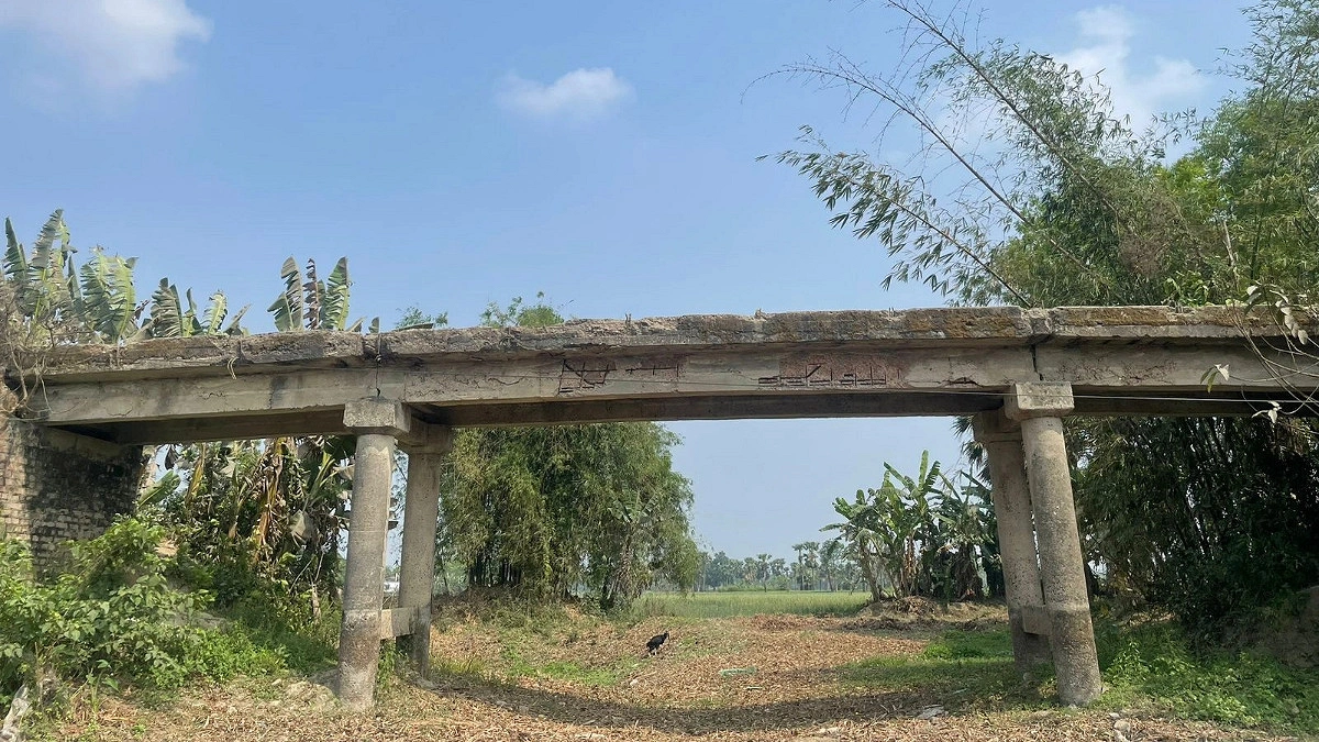 ‘সেতুটি কখন ভেঙে পড়ে, কাজ করে সেই শঙ্কা’