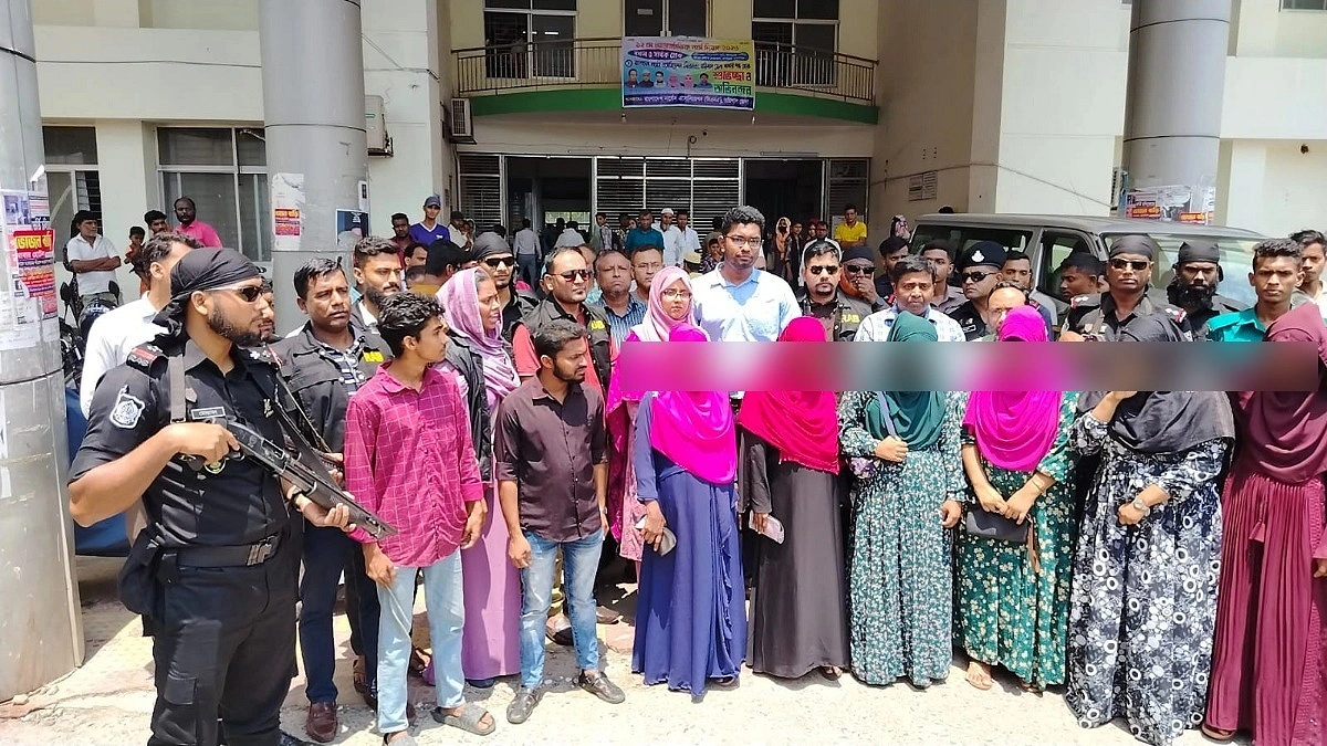 শের-ই-বাংলা মেডিকেলে দালাল চক্রের ৮ সদস্য আটক
