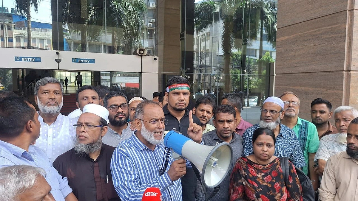 পাঁচ ব্যাংক শাখায় তালা, আমানত ফেরতের দাবিতে বিক্ষোভ
