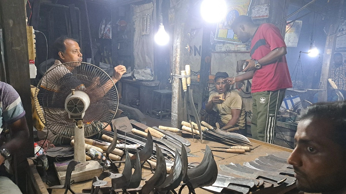 ঈদ এলেই জ্বলে ওঠে কামারপাড়ার আগুন