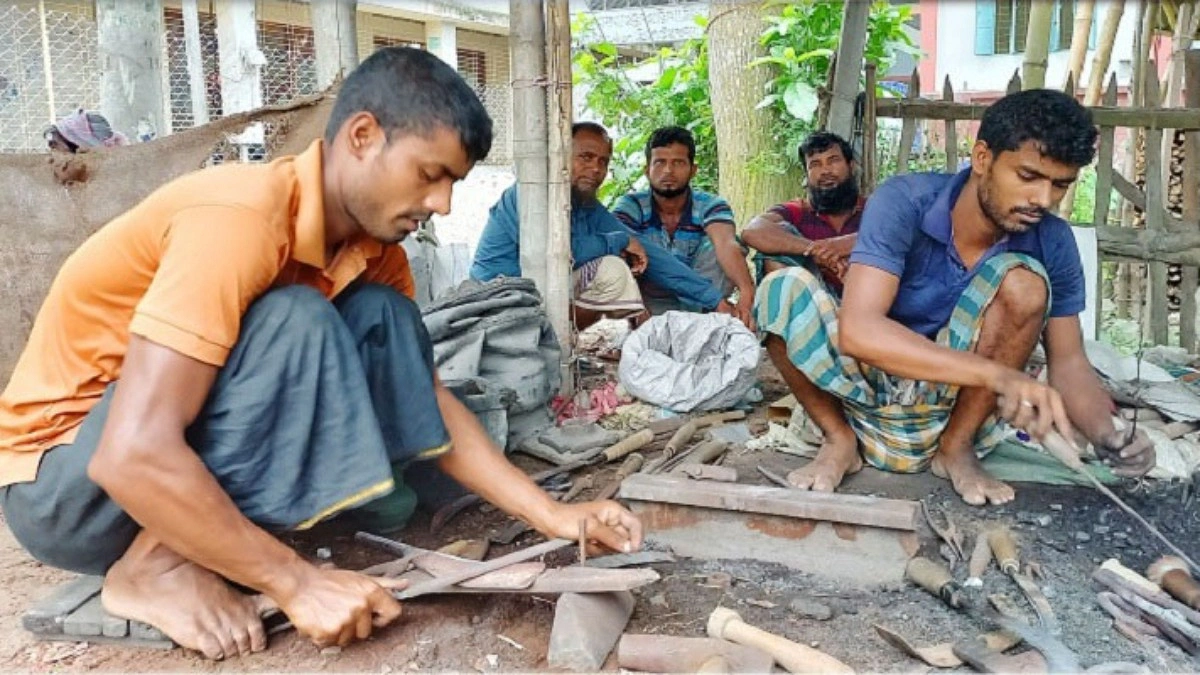 টুং টাং শব্দে ব্যস্ত কামার শিল্পীরা