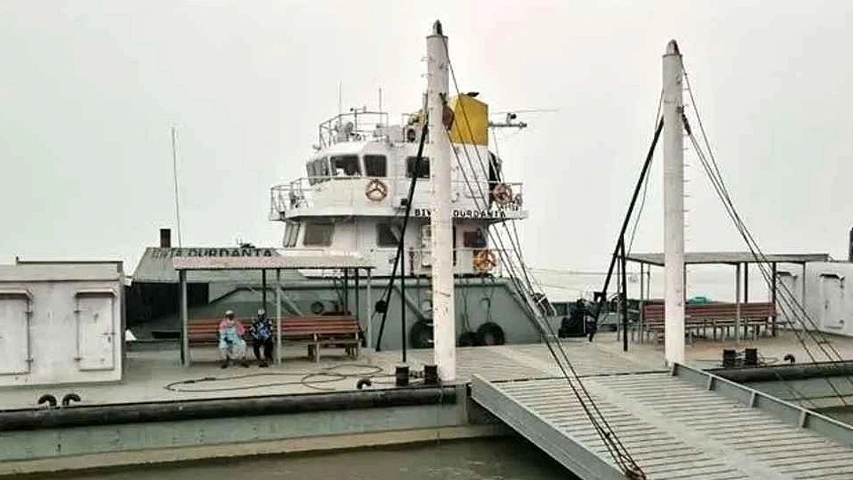 বৈরী আবহাওয়ায় হাতিয়ায় ফেরি চলাচল বন্ধ, ঘাটে আটকা পণ্যবাহী যান