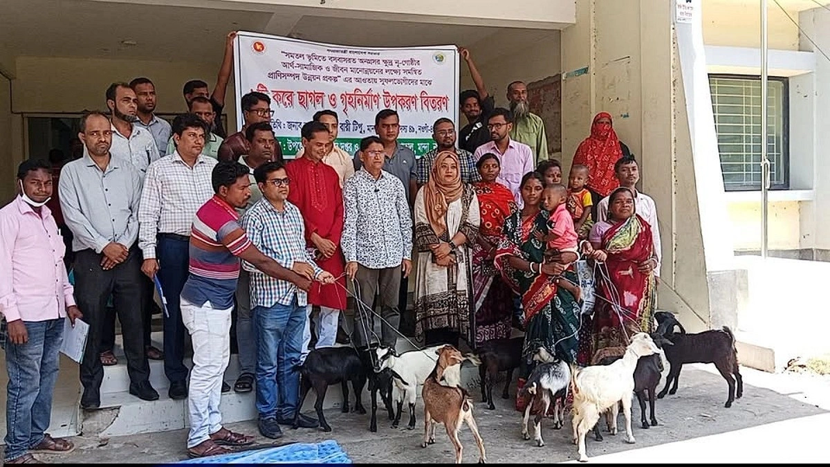 মান্দায় ক্ষুদ্র নৃ-গোষ্ঠীর পরিবারে ছাগল বিতরণ