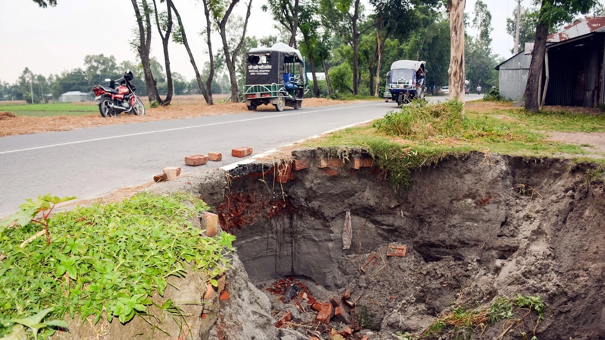 তিস্তা সেতুর সংযোগ সড়কে ধস