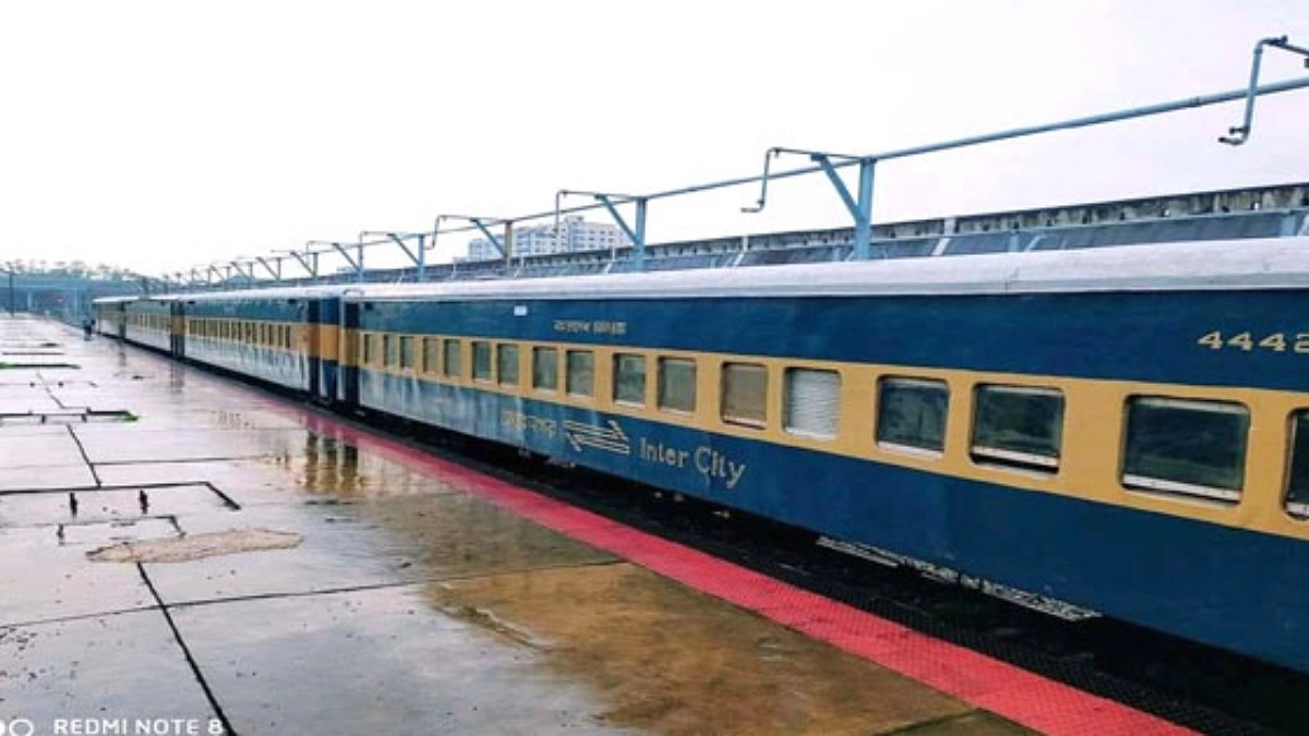 ১২০০ যাত্রীর ১১ হাজার কর্মঘণ্টা নষ্ট করল চট্টলা এক্সপ্রেস