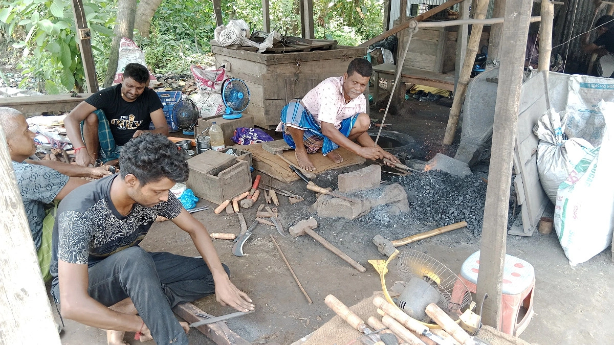 ব্যস্ত সময় কাটাচ্ছেন শিবচরের কামারশিল্পীরা, ক্রেতার ভিড়ও বাড়ছে
