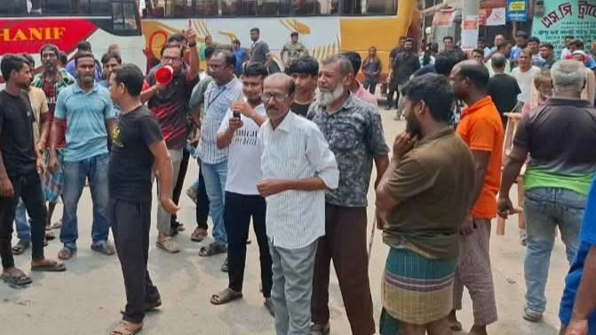 নওগাঁয় বন্ধ বাস চলাচল