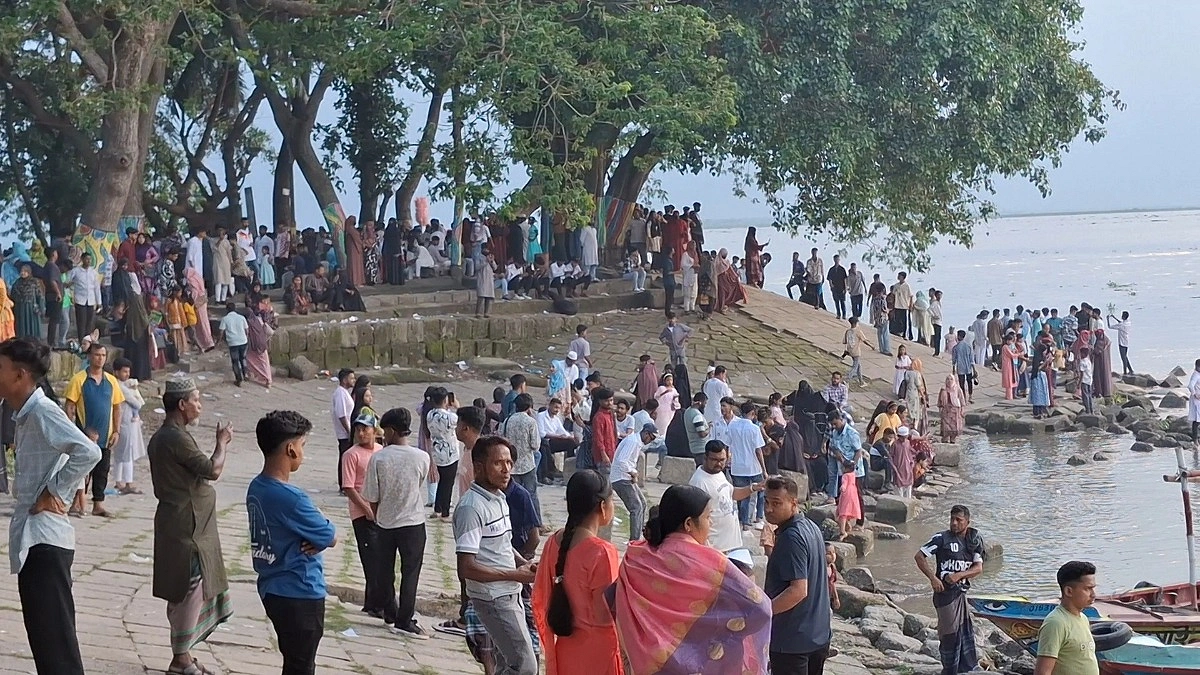 ঈদের আনন্দে মাতোয়ারা চাঁদপুর, তিন নদীর মোহনায় পর্যটকদের ঢল