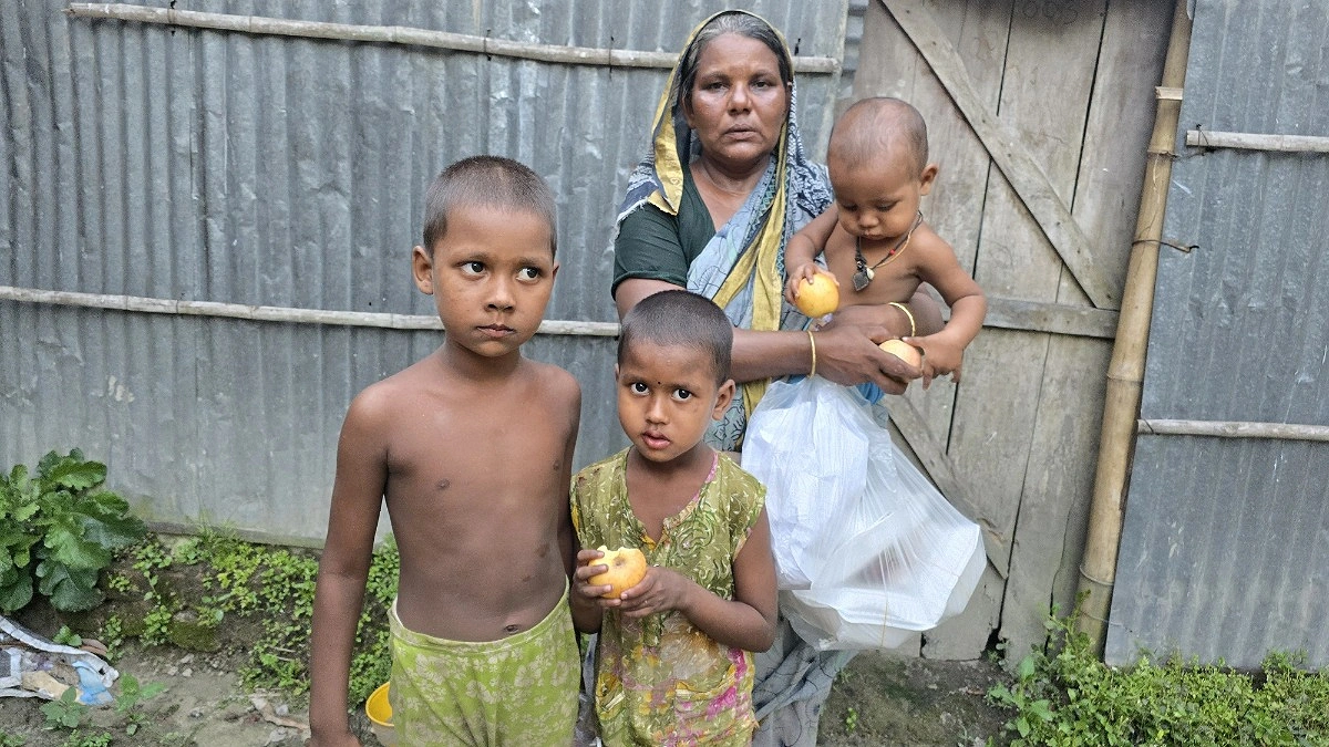 ঈদের নতুন জামা নেই, ফুফুর কোলটুকু আছে