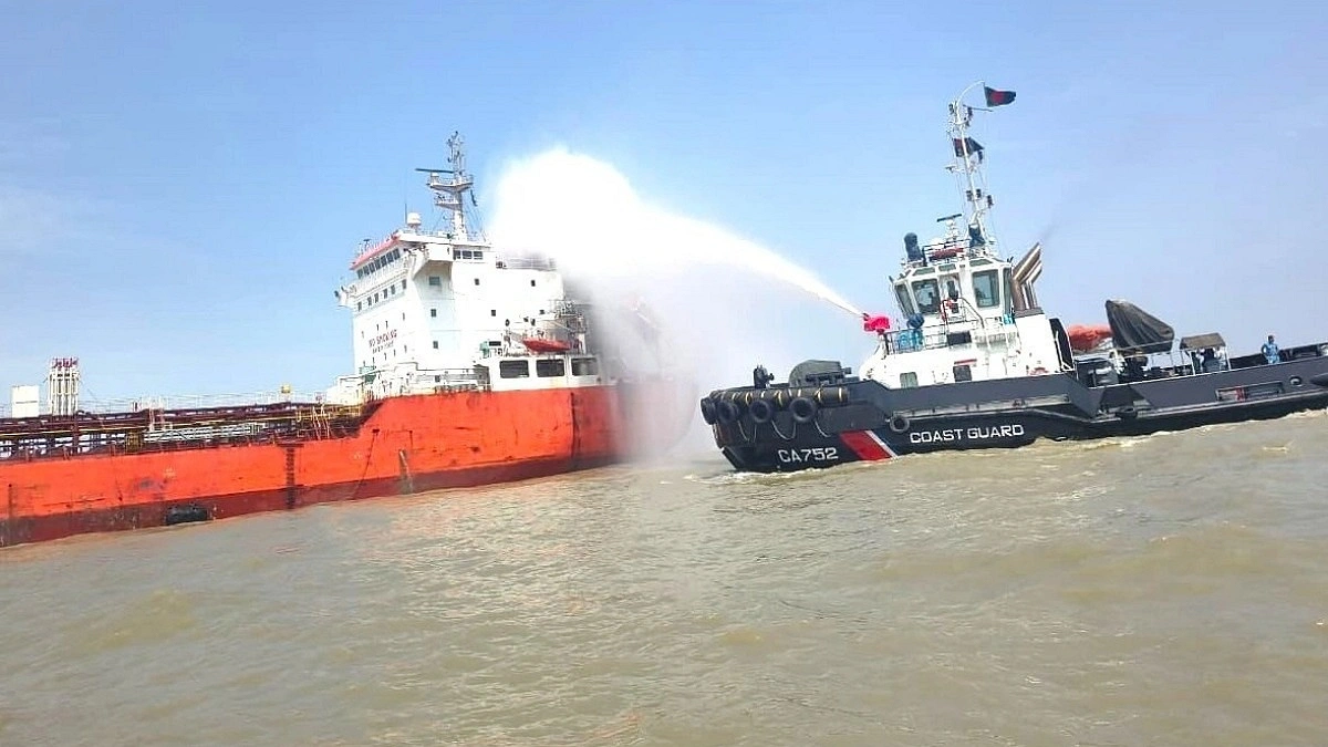 চট্টগ্রাম বন্দরে তেলবাহী জাহাজের আগুন নিয়ন্ত্রণে, উদ্ধার ২২ নাবিক