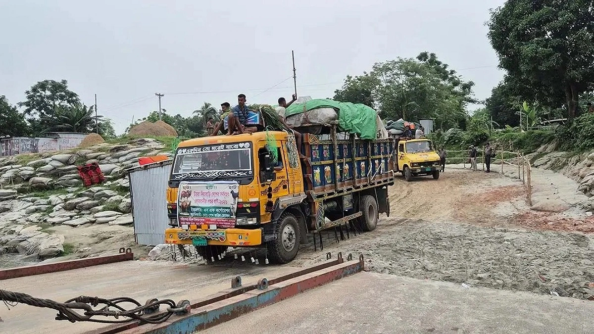 দৌলতদিয়া ঘাট দিয়ে নির্বিঘ্নে পার হচ্ছে পশুবাহী ট্রাক, নেই যানজট