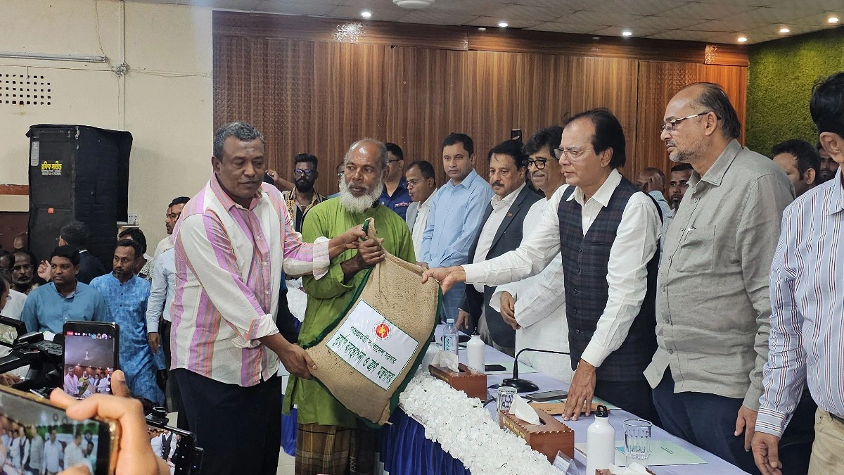 ‘প্রকৃত ক্ষতিগ্রস্ত কৃষকদের প্রধানমন্ত্রীর সহায়তা তুলে দিতে হবে’