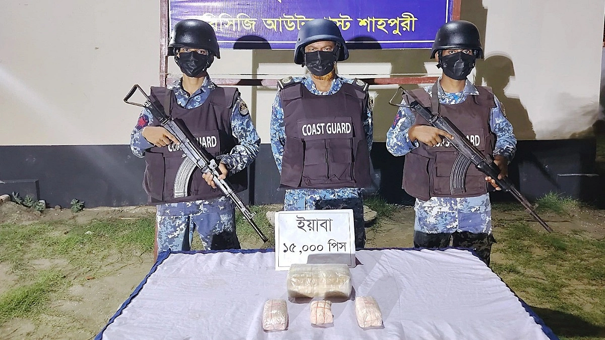 নাফ নদীতে নৌকা থেকে ১৫ হাজার ইয়াবা উদ্ধার