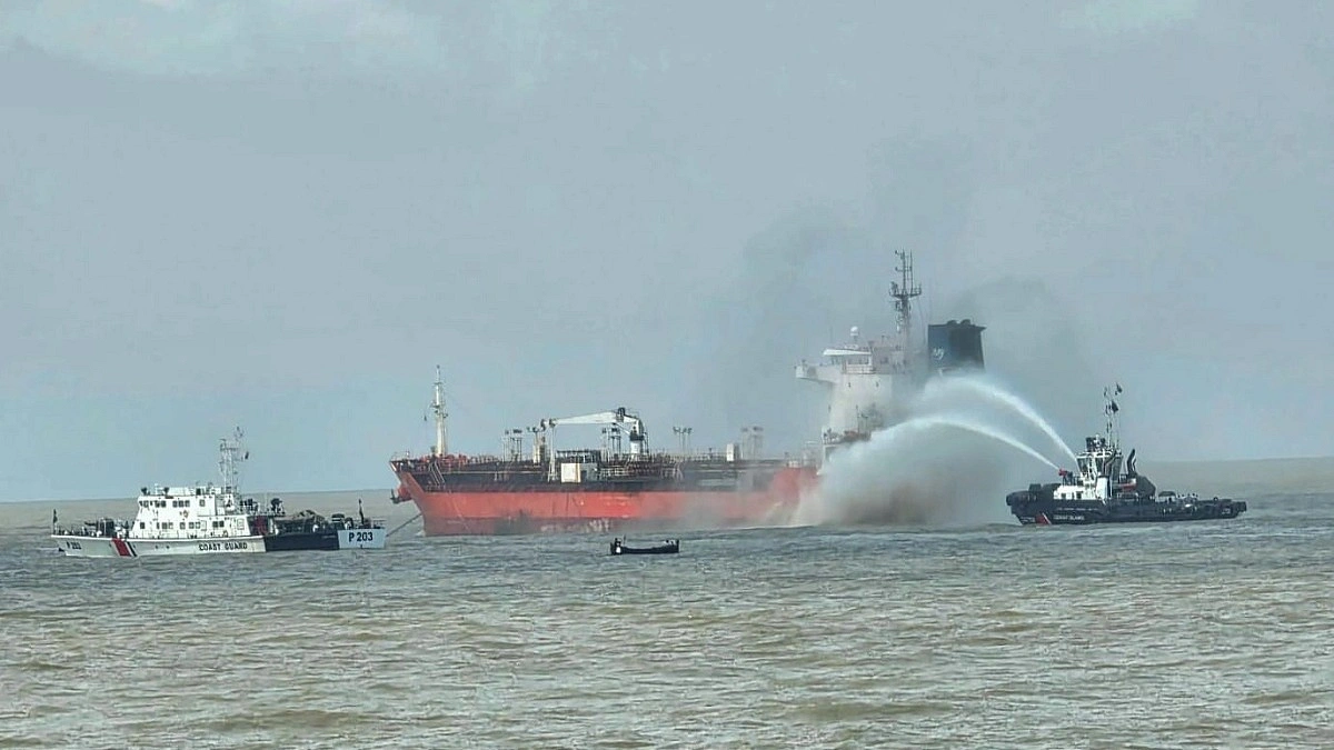 চট্টগ্রাম বন্দরে তেলবাহী জাহাজে আগুন