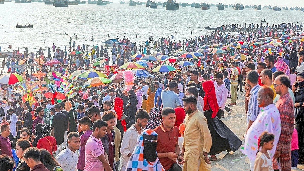 ঈদের ছুটিতে পতেঙ্গা-ডিসি পার্কে দর্শনার্থীদের ঢল