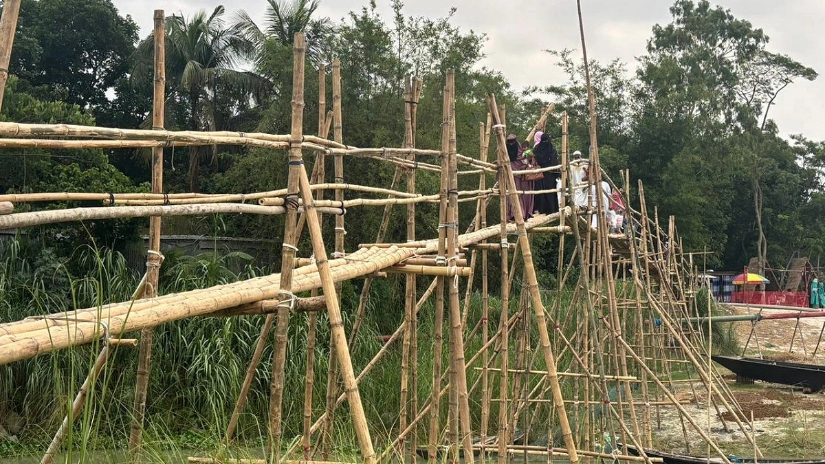 স্থানীয়দের অর্থ ও শ্রমে দোহারে বাঁশের সাঁকো