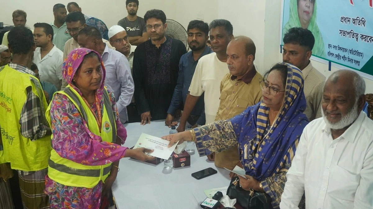 বরিশালে ১৩৭৮ পরিচ্ছন্নতা কর্মীর মাঝে তারেক রহমানের ঈদ উপহার বিতরণ