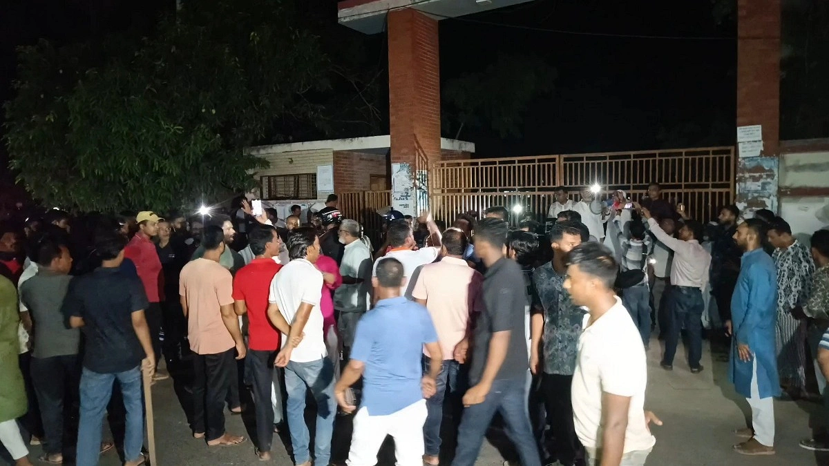 ঝিনাইদহে থানা ঘেরাও করে বিএনপির বিক্ষোভ
