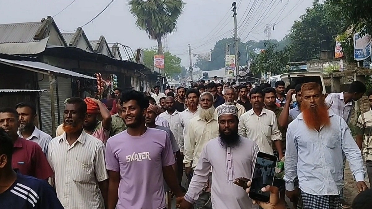 ‘পেঁয়াজ বিক্রি বন্ধ, সব বাজার বন্ধ’ রাজবাড়ীতে কৃষকদের বিক্ষোভ