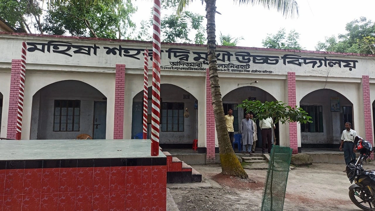 বখাটের হুমকি ও হামলায় স্কুলে যাওয়া বন্ধ দুই শিক্ষার্থীর