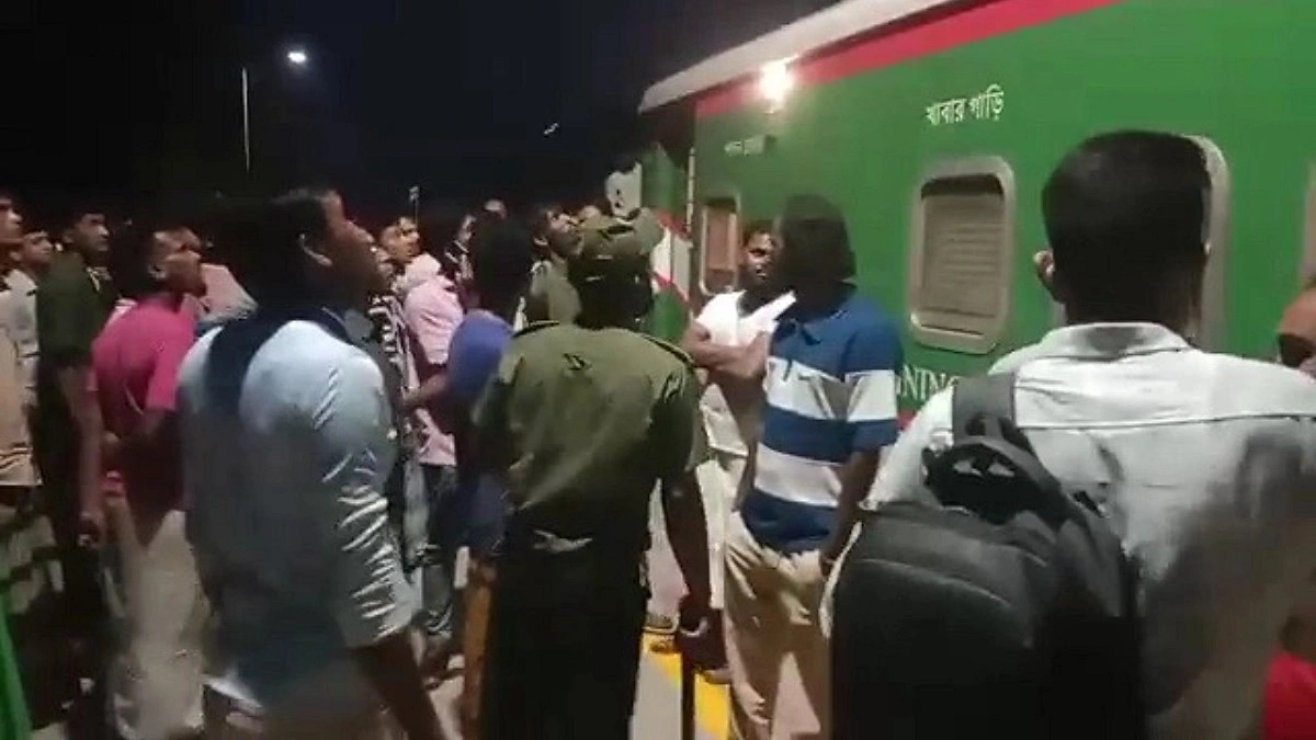 সিরাজগঞ্জে টিটিই অবরুদ্ধ, ৪০ মিনিট আটকে সিল্কসিটি এক্সপ্রেস