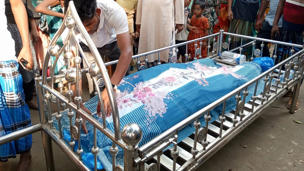 একই খাটিয়ায় পাশাপাশি মা-ছেলের নিথর দেহ