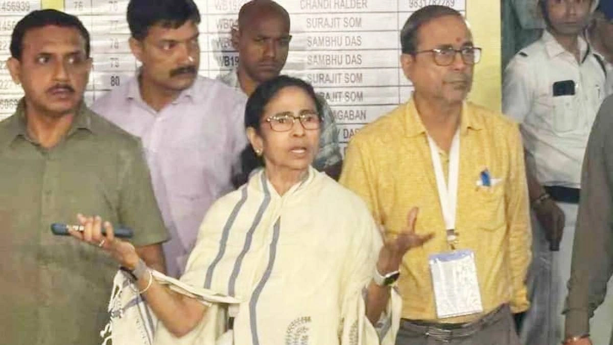 ইভিএম নিয়ে অভিযোগ মমতার, নিজেই বসলেন পাহারায়