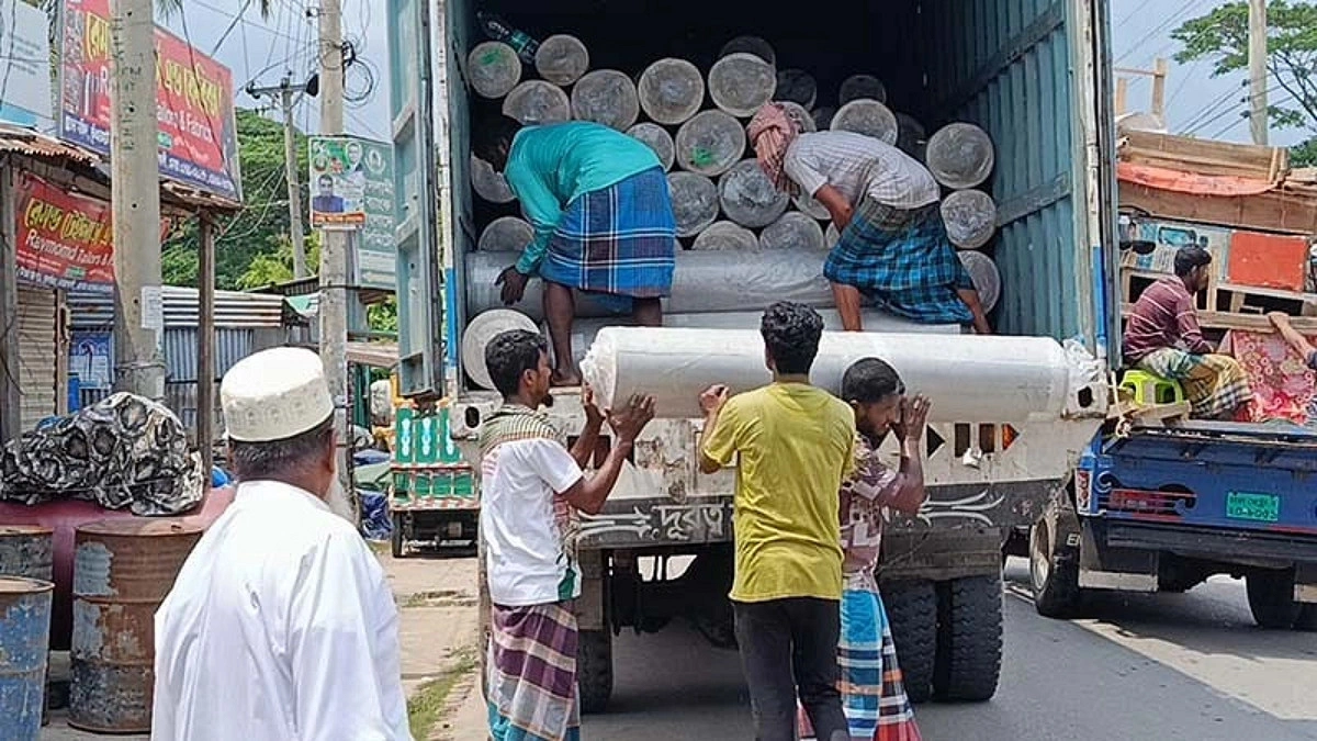 যুবদল নেতার গোডাউনে চোরাই কাপড়, স্বেচ্ছাসেবক দলের নেতা গ্রেপ্তার