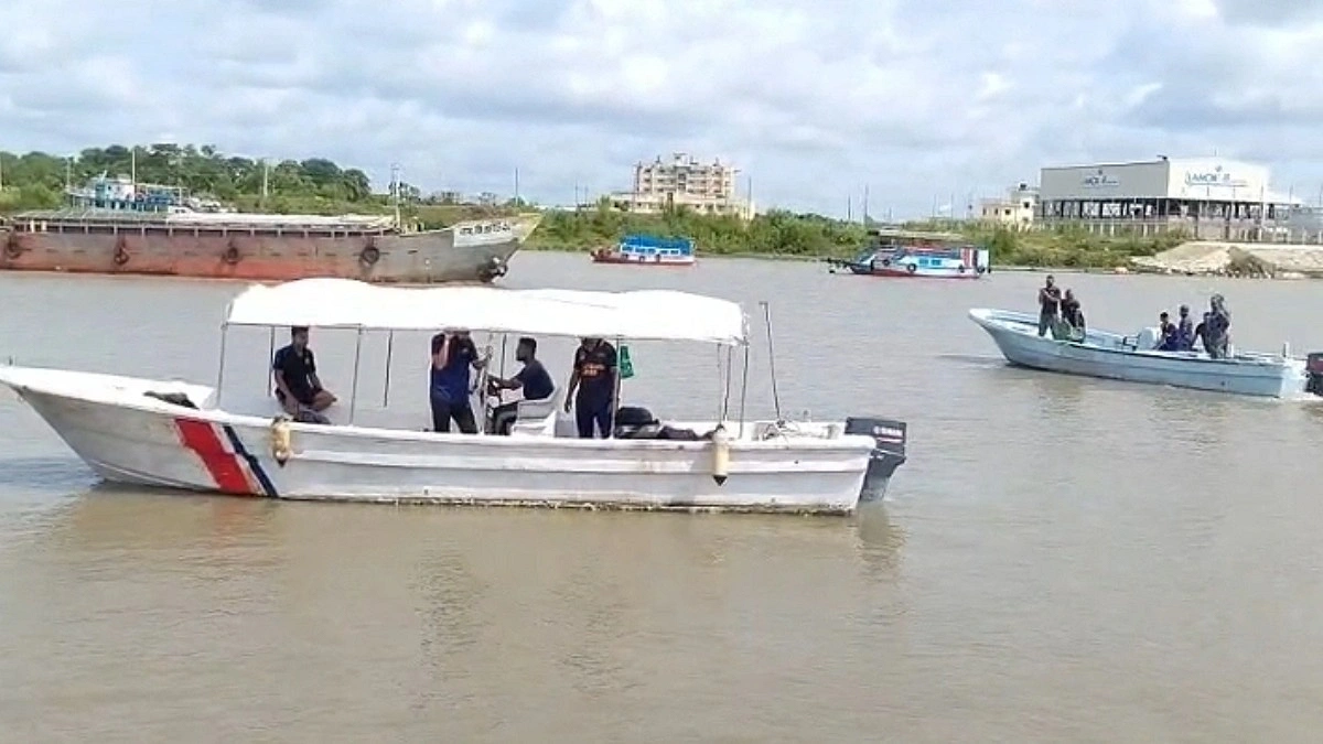 মোংলায় ট্রলার থেকে নদীতে পড়ে মাঝি নিখোঁজ