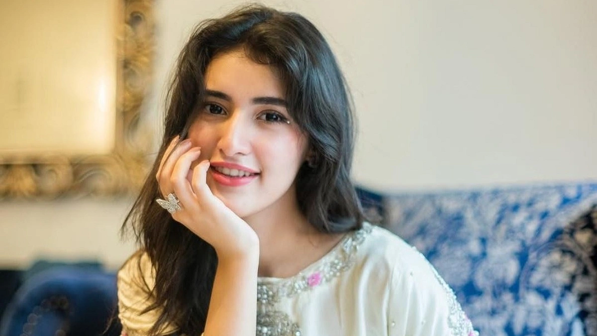 পোশাক নিয়ে বিতর্কে পাকিস্তানি অভিনেত্রী সাহার হাশমি
