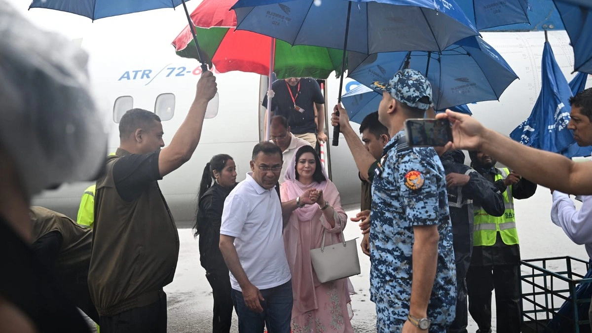 বৃষ্টির মধ্যে স্ত্রীর হাত ধরে বিমান থেকে নামলেন প্রধানমন্ত্রী