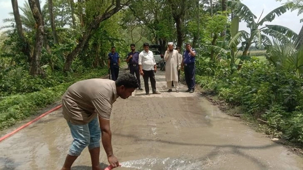 সড়কে কাদামাটি ফেলে জনদুর্ভোগ, দুজনকে জরিমানা ৩০ হাজার