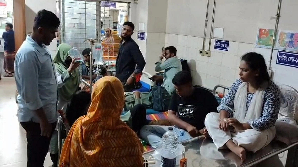 দুপুরে খাবার খেয়েই অসুস্থ হয়ে পড়েন ১৭ শিক্ষার্থী, ভর্তি রামেকে
