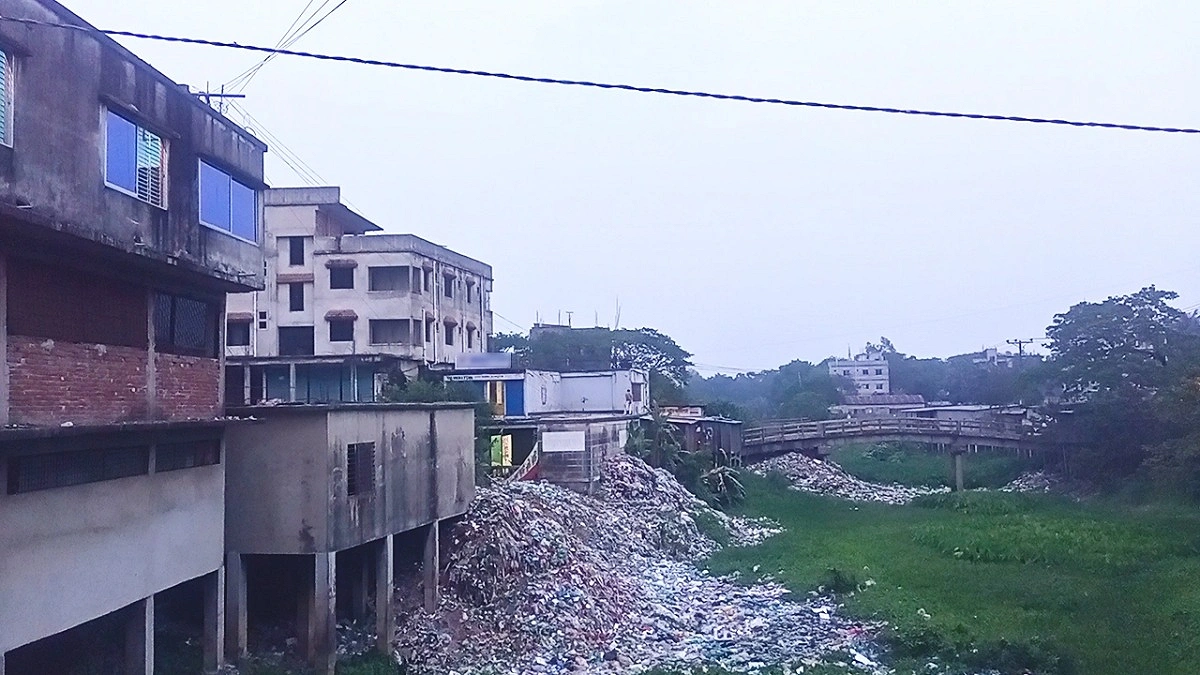দখল-দূষণে খরস্রোতা সিংহ নদী এখন মৃত খাল