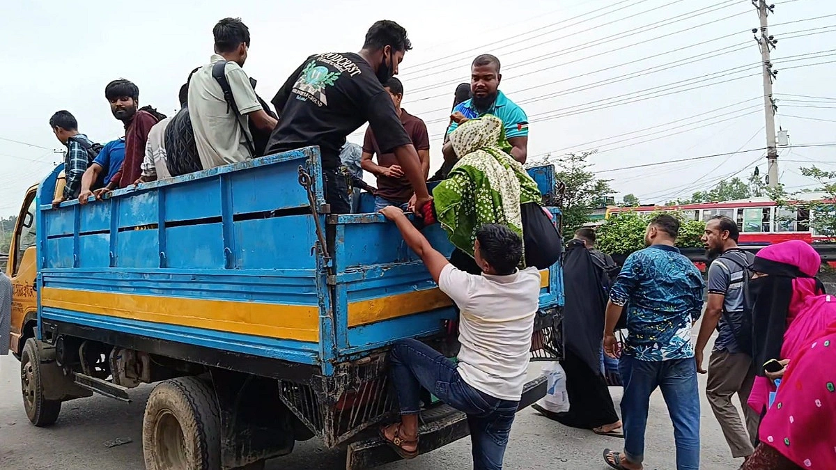 ‘২০০ টাকার ভাড়া হাজারে’, বাস ছেড়ে তাই ট্রাকে