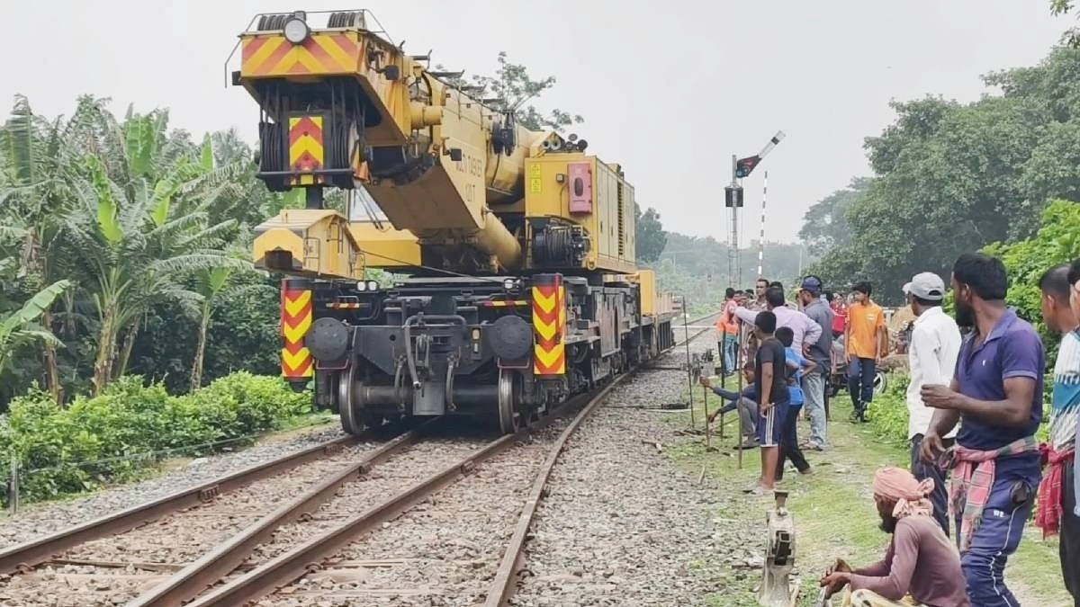 ঝিনাইদহে ট্রেন লাইনচ্যুত : ৭ ঘণ্টা পর রেল যোগাযোগ স্বাভাবিক