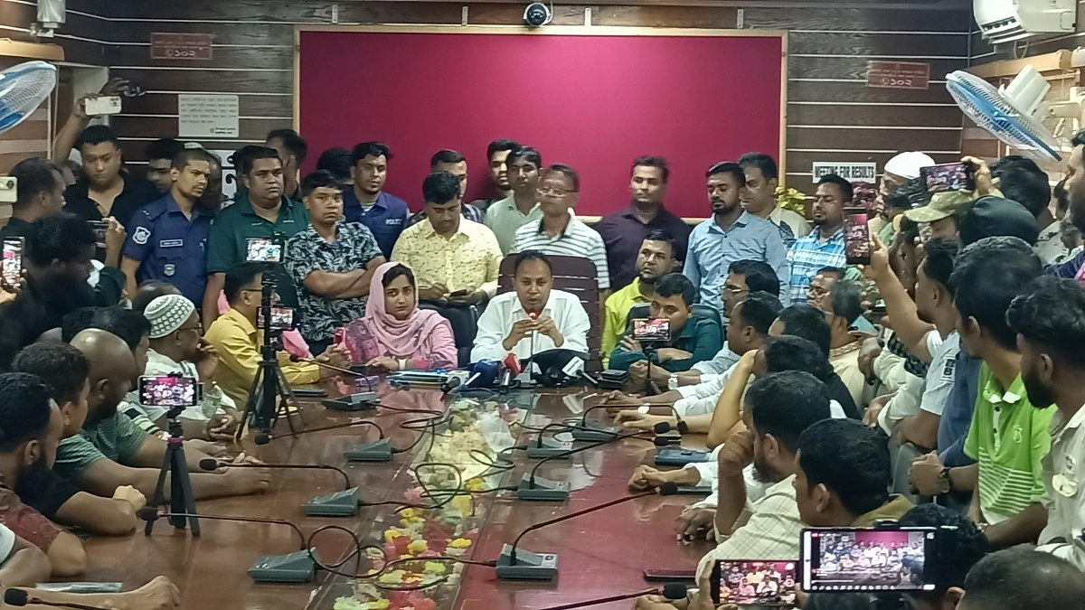 পশুর হাট ইজারায় অস্বাভাবিক দরপতন