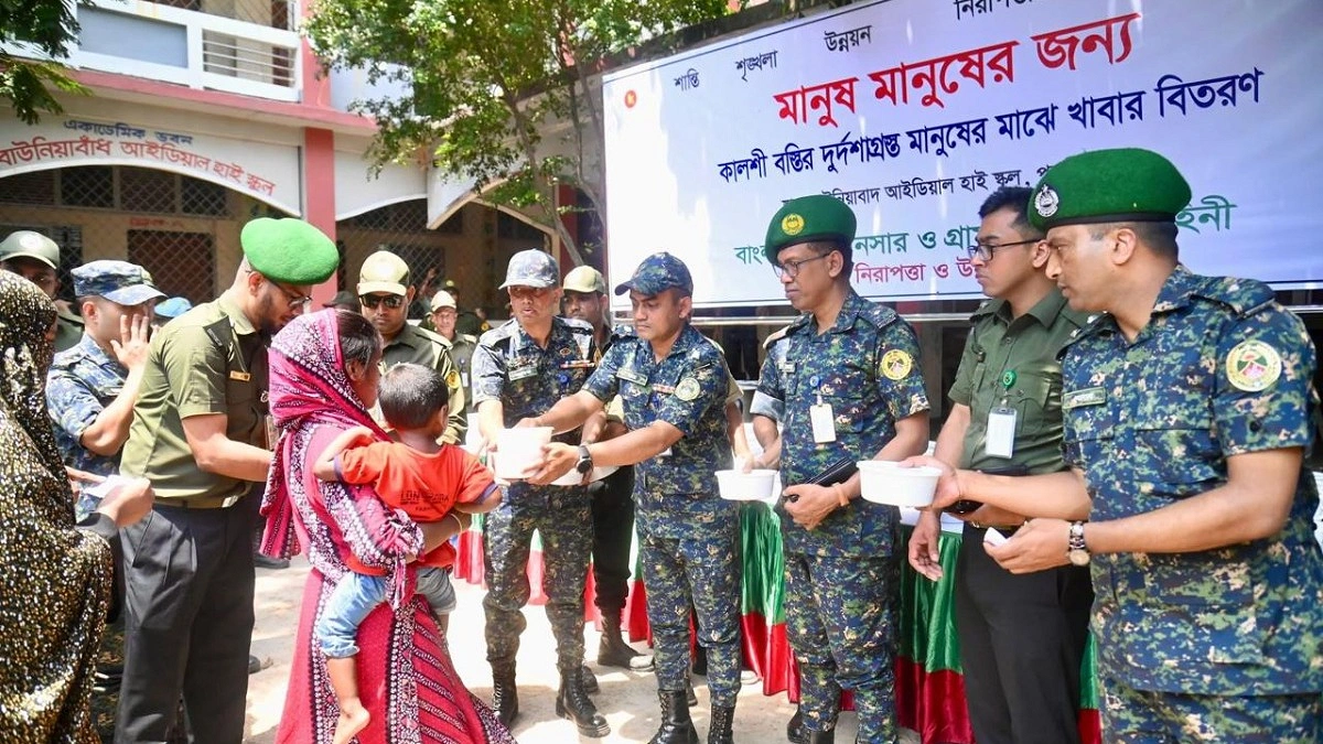 কালশী বস্তিতে আগুনে ক্ষতিগ্রস্ত মানুষের পাশে আনসার-ভিডিপি