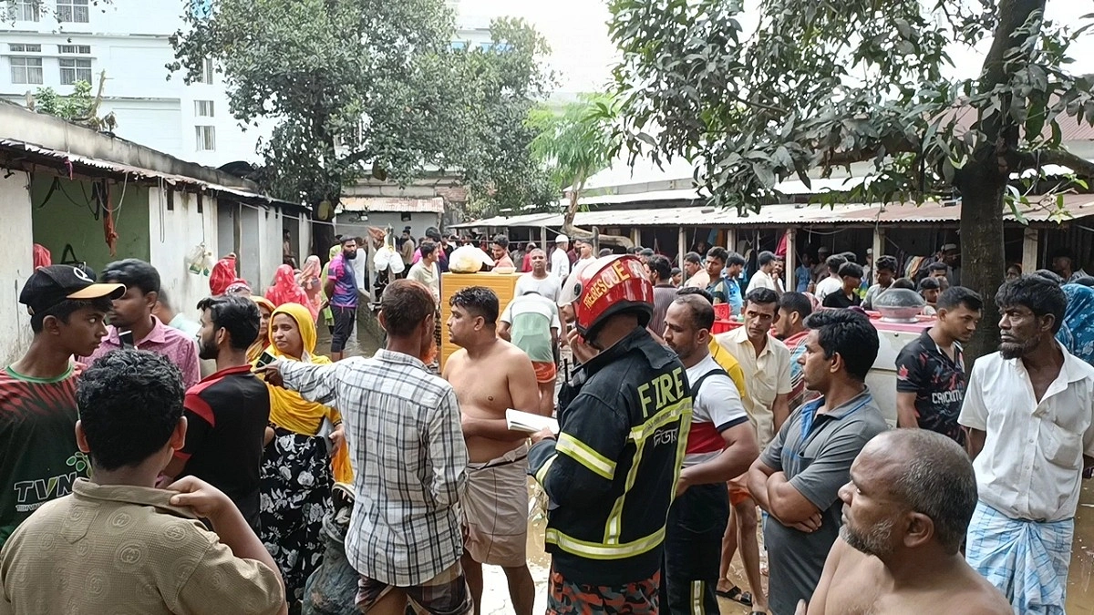 গাজীপুরে পুড়ল ভাড়াটিয়া পোশাককর্মীদের ১১ ঘর