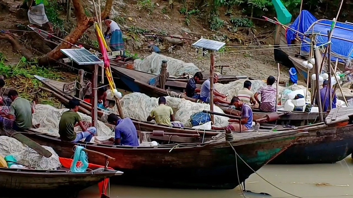 নিষেধাজ্ঞা শেষে ভোলার নদীতে মাছ ধরা শুরু